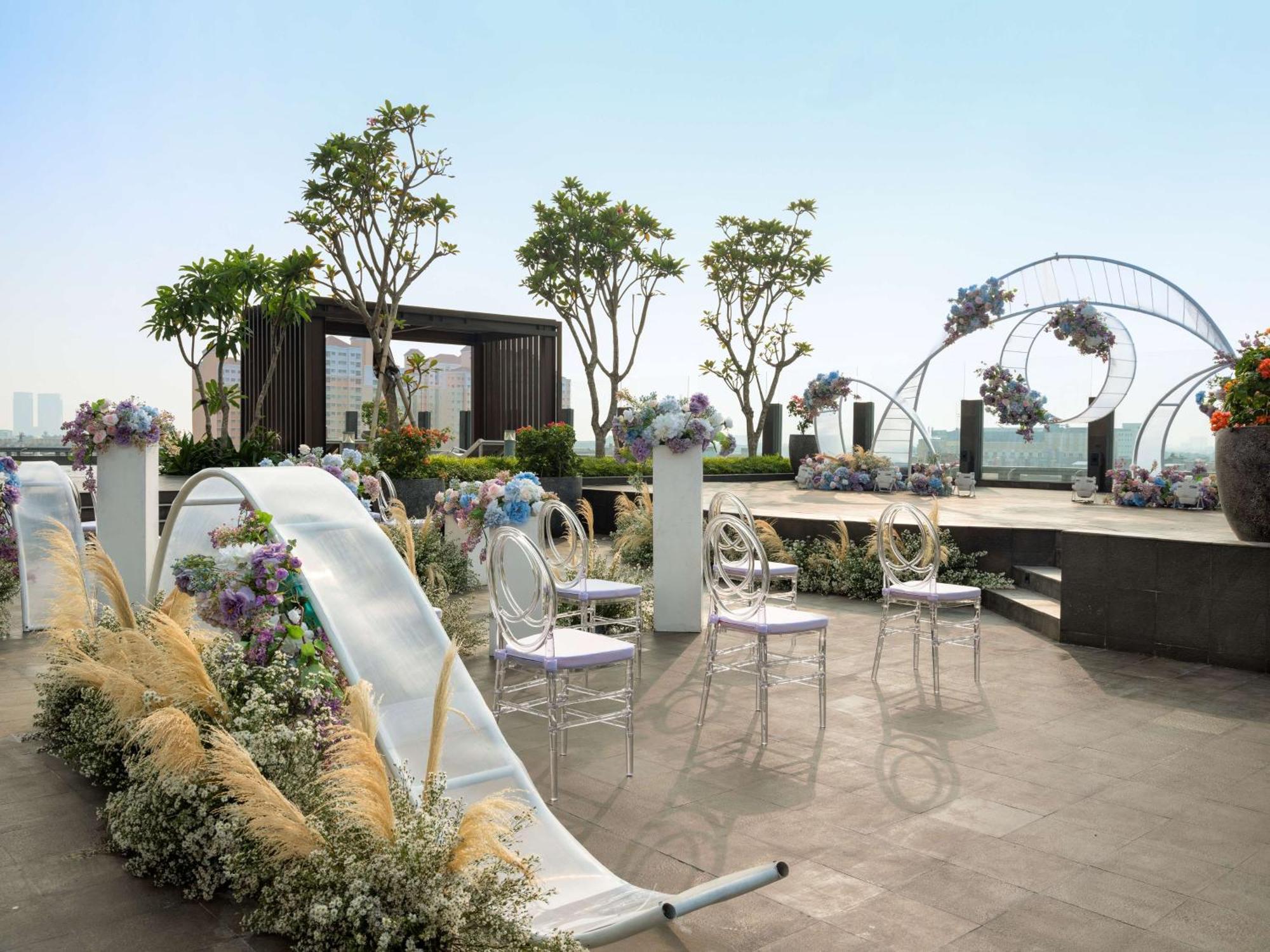 Hilton Garden Inn Jakarta Taman Palem Exterior photo