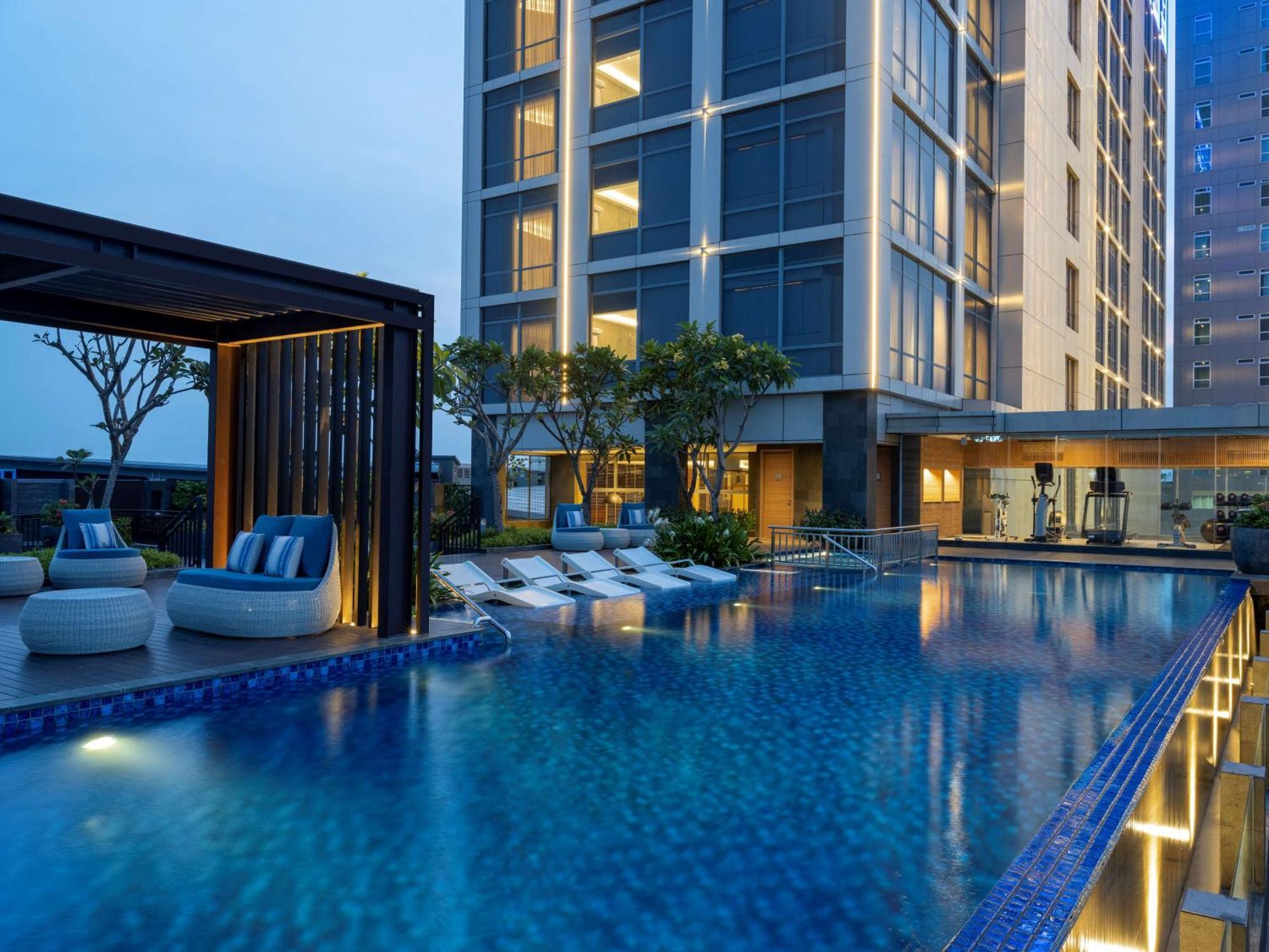 Hilton Garden Inn Jakarta Taman Palem Exterior photo